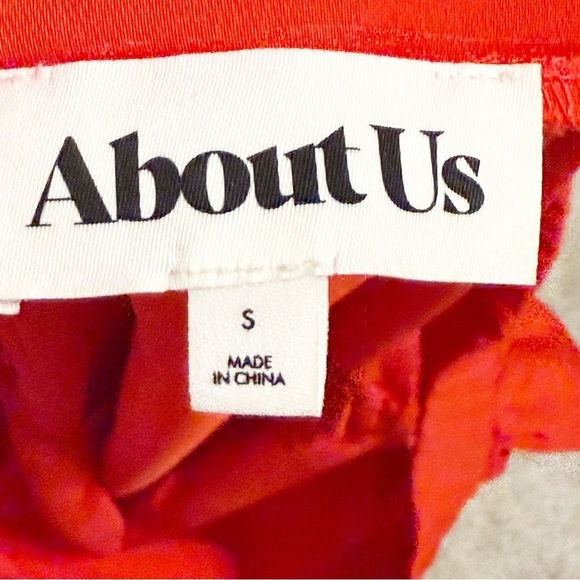 About Us Kaelie Red Off the Shoulder Long Sleeve Shirt Size Small - Picture 6 of 7